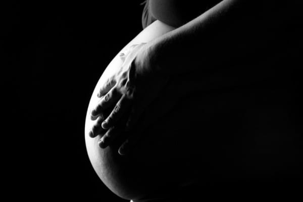 Zwangerschapsshoot, handen, contact met baby, UitjedakFotografie Nieuwegein, Utrecht