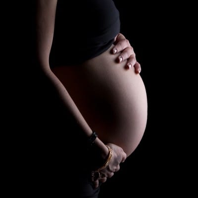 Zwangerschapsshoot, handen op zwangerebuik